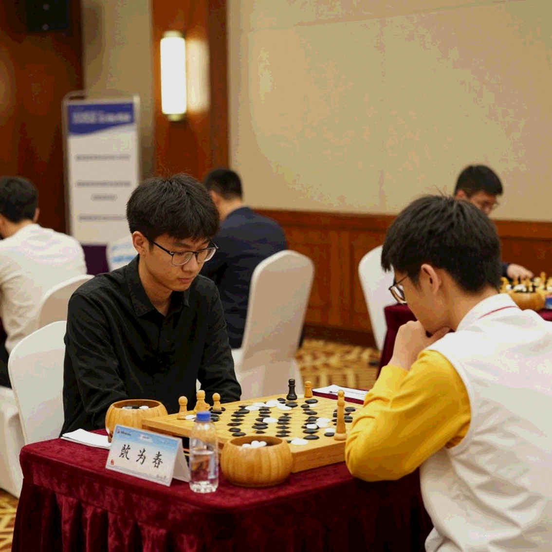 Bent Larsen trên bìa ChessBase Magazine #225: khi ký ức cờ vua được đóng gói để bán