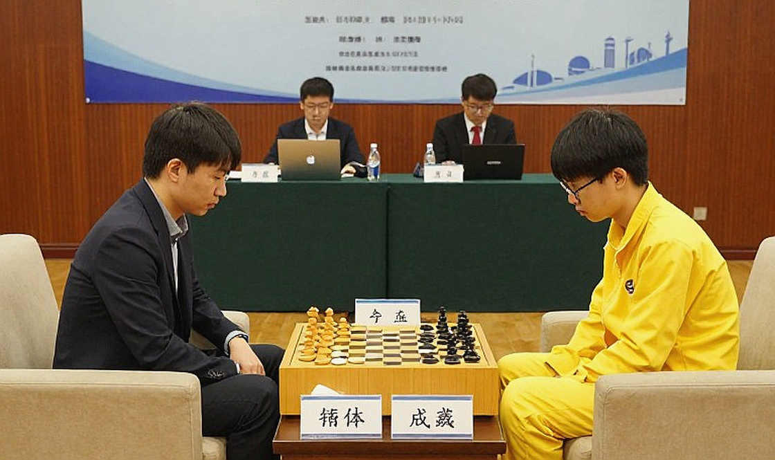 Giải Vô địch Cờ vua Mỹ: Woodward hạ Caruana, Lee nới rộng khoảng cách — và hình học của một nước đi bị xem nhẹ