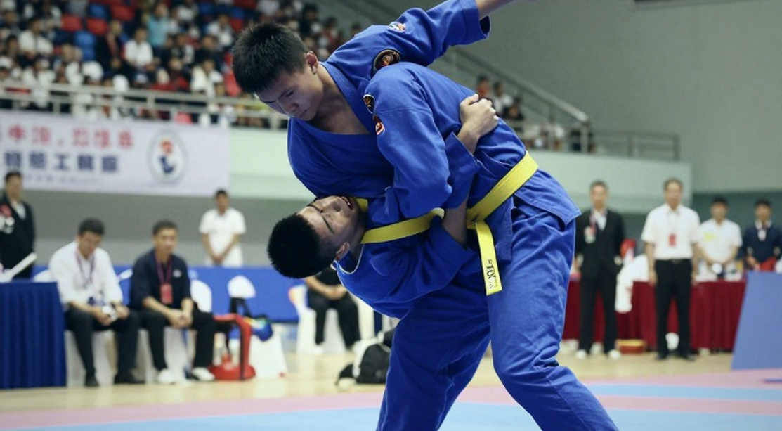 Raoni Barcelos rời lồng bát giác bằng cáng: tuổi 39, hiệp thứ năm và phác đồ y tế không thể thương lượng Raoni Barcelos rời lồng bát giác bằng cáng: tuổi 39, hiệp thứ năm và phác đồ y tế không thể thương lượng
