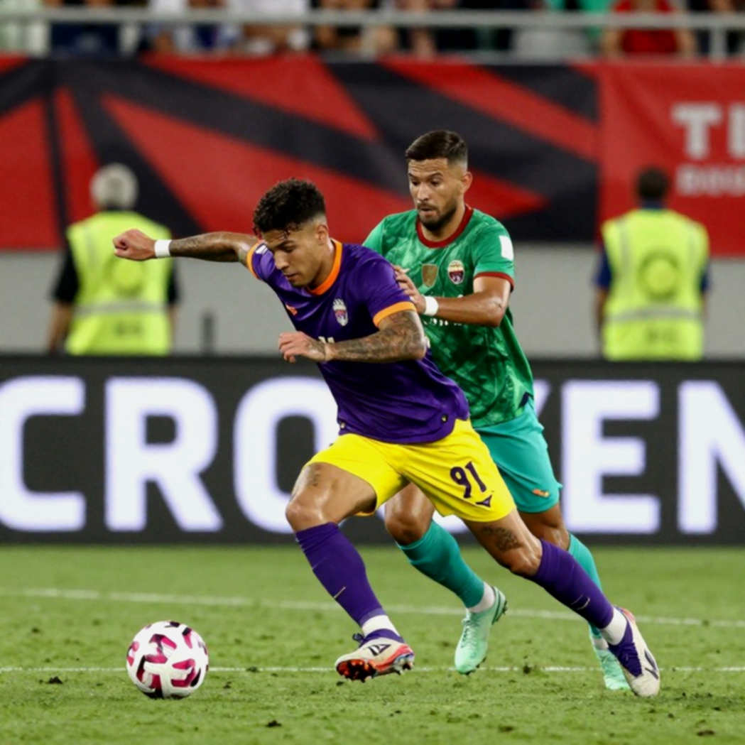 Kompany nổi giận với Olise sau thẻ đỏ: Bayern mất ngôi sao trận gặp Arsenal