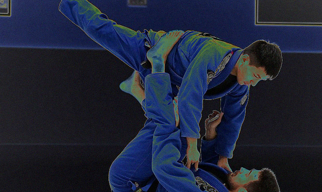 Jimmie Rivera hạ Meyer ở giây 46 hiệp bốn: chiến thắng của đẳng cấp, không phải của chiều cao