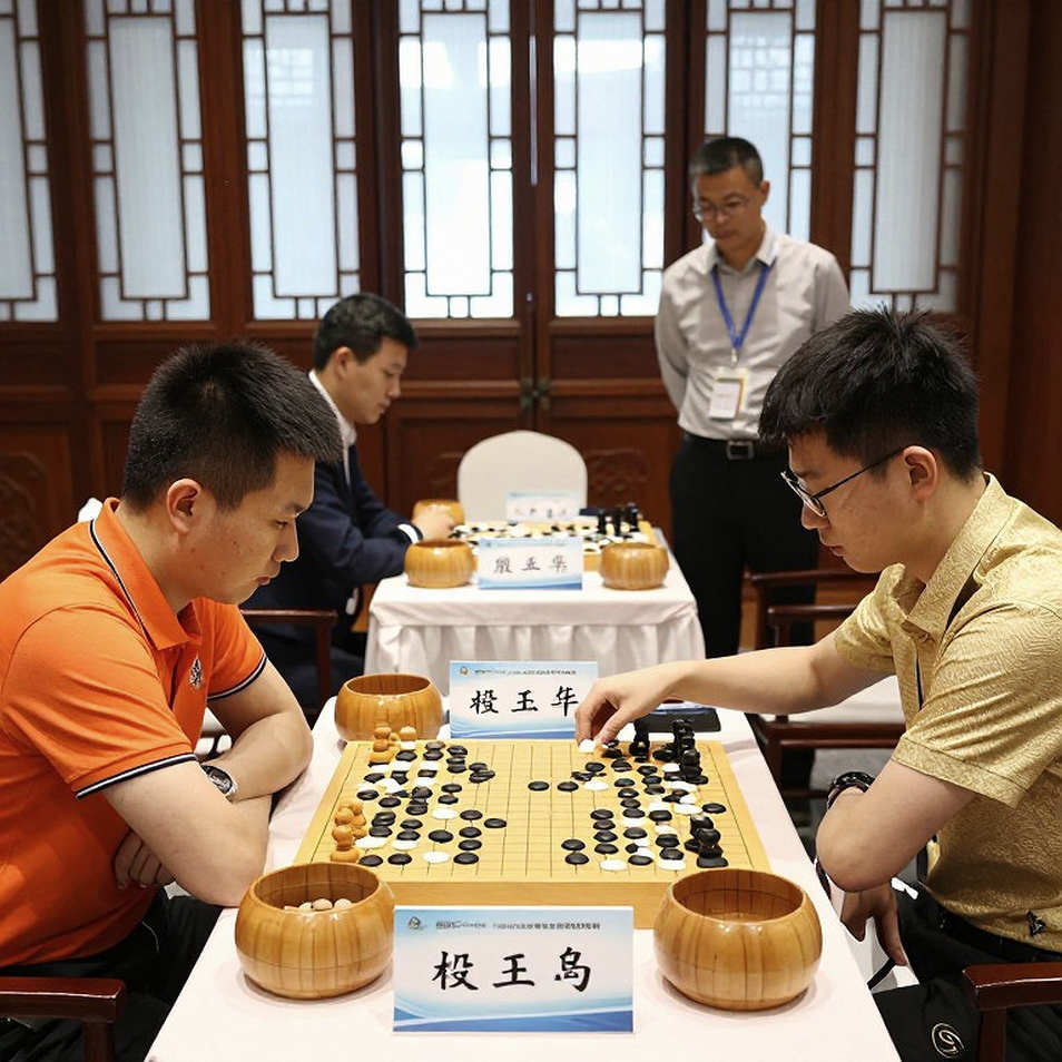 Atyrau Masters: Hai hạt giống hàng đầu gục ngã và những con số chưa được đọc