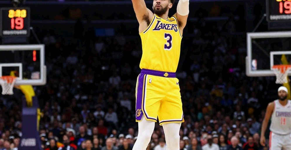 Người đàn ông đến OAKA trước khi bóng nảy: Một đêm EuroLeague và văn hóa 'ông bầu ngôi sao'