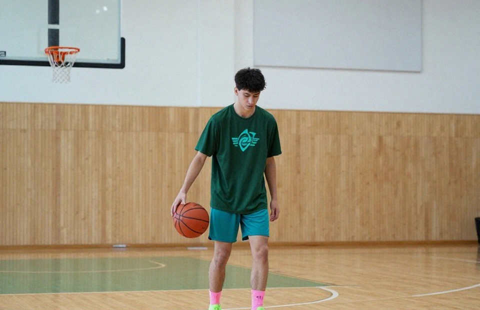 NBA siết luật đẩy tay: Khi hàng công bị đánh thuế nửa bước chân