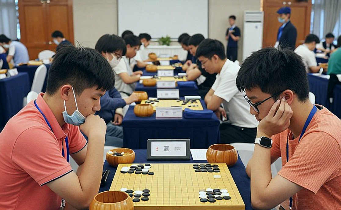 Double Agent và bài toán 63 nước chiếu: giới hạn được chứng minh, cờ vua vẫn để ngỏ